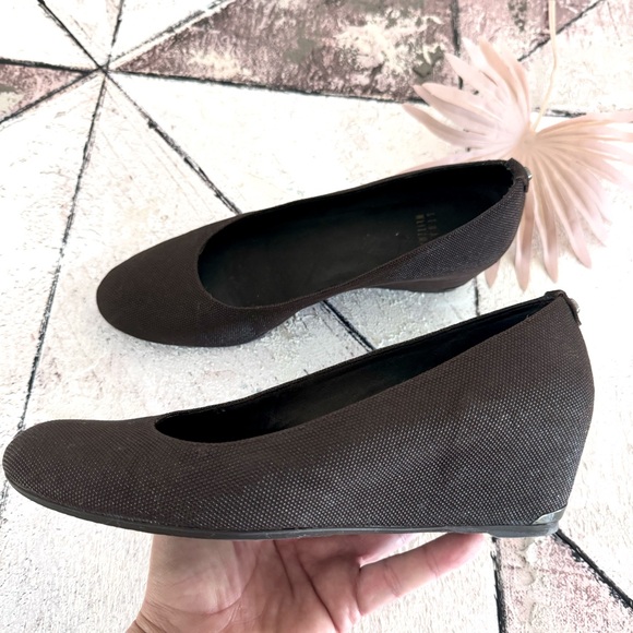 STUART WEITZMAN Black Sojourn Goosebump Textured Wedge Pumps Low Heel Size 8 - Picture 2 of 12